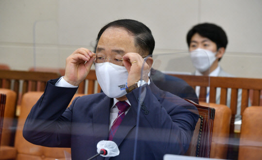 홍남기 경제부총리 겸 기획재정부 장관이 23일 국회에서 열린 기획재정위원회 전체회의에 출석, 회의 시작을 기다리고 있다. 연합뉴스